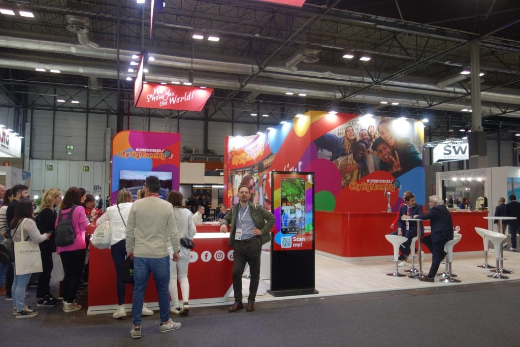 City Sightseeing se creó en 1999 en Sevilla, España. En sus comienzos, en el año 2000, contaba con solo cuatro tours. En la actualidad, City Sightseeing es un atractivo reconocido en casi 100 ubicaciones alrededor del mundo y abarca seis de los siete continentes. Es perfectamente identificable por sus buses de techo descubierto y color rojo brillante.